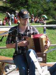 Musiklehrer Wyssen Flori mit Wittwer-Örgeli 3ch. Unikat in Masiv-Eschenholz      (Besitzerin Jentsch Susanne)